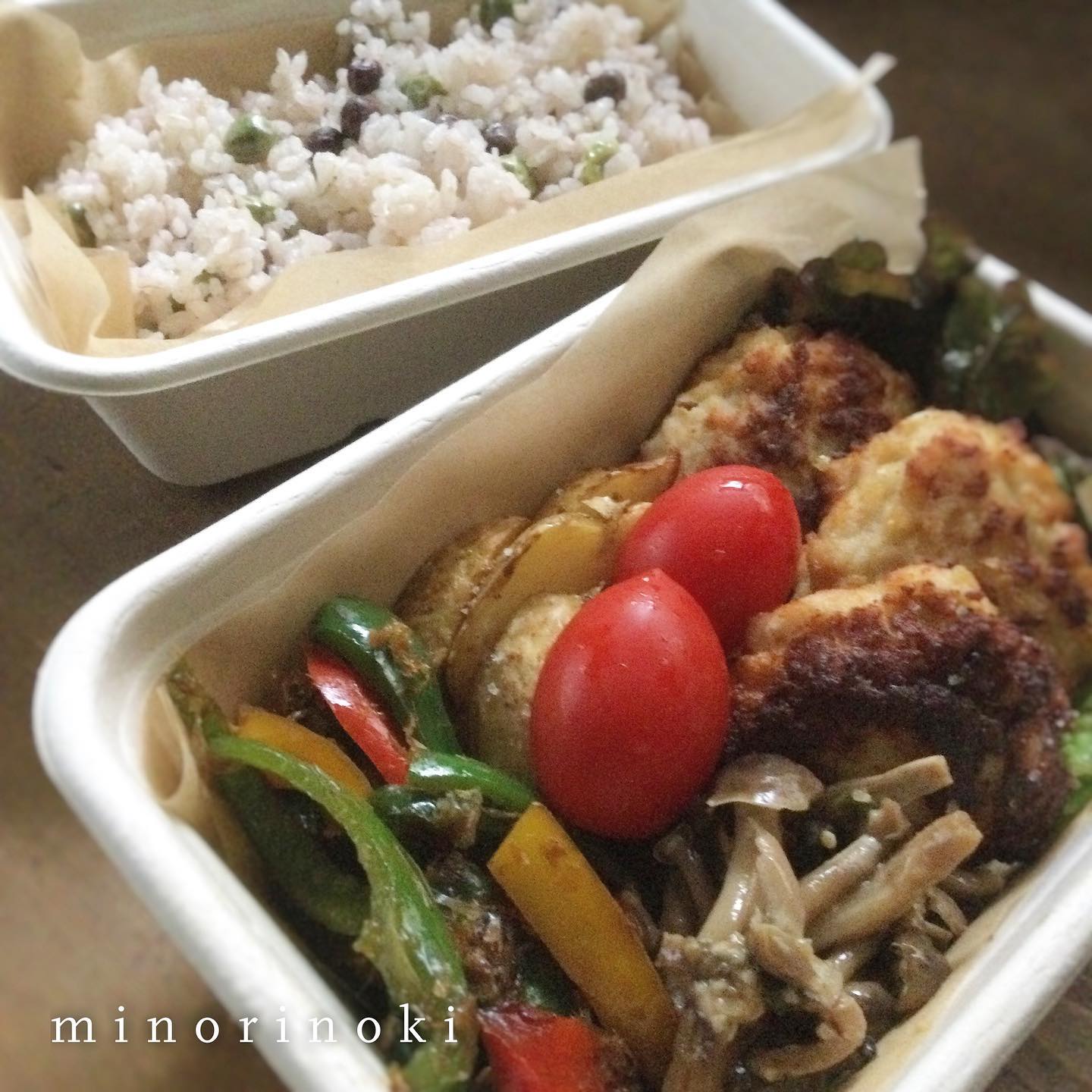 \ 人生初の修学旅行🌺/
修学旅行初体験となった長男のお弁当

修学旅行の内容で迷っている
と保護者に話したら
はじめての修学旅行なんで
どこに連れて行ってくれても
子供達は喜びます！と言われ
一生懸命考えました
と説明会で話された先生

そして、卒業後に就職や専門学校に進んだら
これが最初で最後の
修学旅行になる子もいてるということも

とは言え、長男はボーイスカウトで小3から
年に4〜5回はキャンプや宿泊経験してるので
準備も一人でさっさと済ませ
寝袋もマットレスもmy食器も折り畳み椅子も無い
いつもの半分以下の荷物に「軽っ！」
と足取り軽く出発しました

中3になって木刀とか王将とか
買ってくるのはまじでゴメンやけど
台風接近で予定が変わるかもしれないけど

めいいっぱい皆で楽しんできなはれ〜✈️

====================
実りの木　パン＆発酵料理の
詳しいご案内やご予約は
@minori_no_ki のリンクをご覧下さい。
===================

#おにぎり
#醸し弁当
#発酵料理
#お弁当
#おべんとう
#おべんたぐらむ
#発酵料理教室
#和泉市発酵料理教室
#実りの木
#しばたゆみこ
#minorinoki